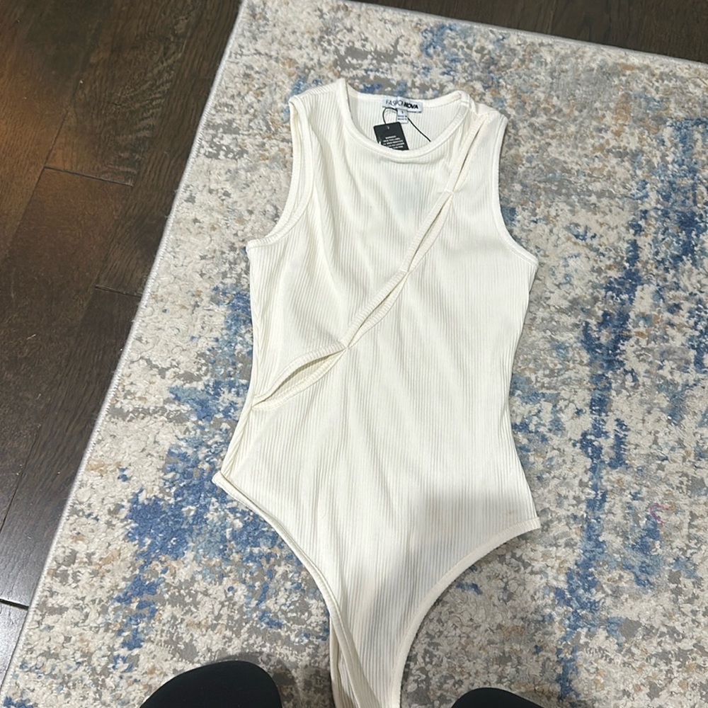 Keyhole body suit